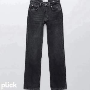 Säljer dessa populära jeans från zara! Mid/low rise. Skriv för fler bilder💕💕Gott skick, sparsamt använda, storlek 36