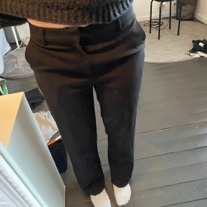 Kostymbyxor  - Midwaist kostymbyxor från bikbok som inte kommer till användning🫶🏽