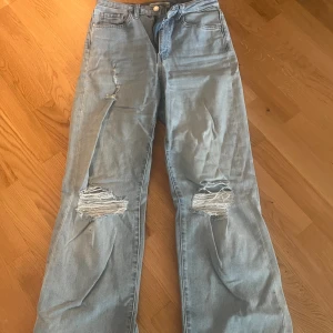 Jeans med hål - wide jeans från cubus, helt nya använt dem max 4 gånger