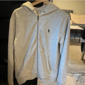 Ralph Lauren zip hoddie - Ralph lauren zip hoddie i storlek M. Hör av er vid frågor, pris kan diskuteras