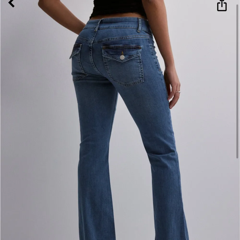 Säljer mina lågmidjade jeans från Nelly då dem är en storlek för stora och lite långa i benen. Använda 1-2 gånger. Storlek 38. . Jeans & Byxor.