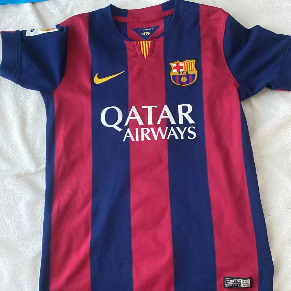 Bra skick! Säljer en äkta Barcelona Luiz Suarez tröja. Tröjan är M för åldern 10-12 år. . Sport & träning.