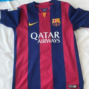 Bra skick! Säljer en äkta Barcelona Luiz Suarez tröja. Tröjan är M för åldern 10-12 år. 