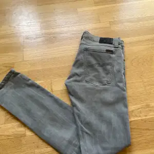 Nudie jeans | Storleken är 32/34 | Skicket 8,5/10 | Kanske lite ljusare grå i verkligheten men ungefär som på bilderna riktigt snygga | Hör av er vid frågor!