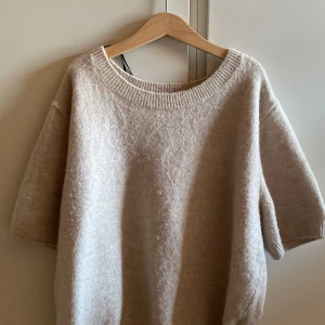 Tröja från hm - Säljer min stickade tröja från hm då jag tröttnat på den,sparsamt använd💗