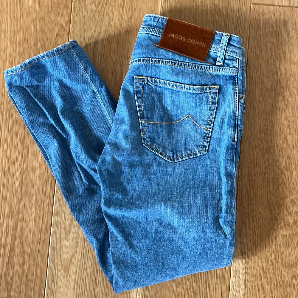 Säljer ett par cohën jeans då jag inte använder dem. De är i storlek 32 och nästan nyskick.. Jeans & Byxor.