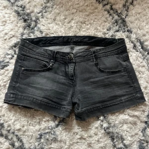 Lågmidjade jeansshorts  - Det står ingen storlek på dom men skulle säga s/m🩷