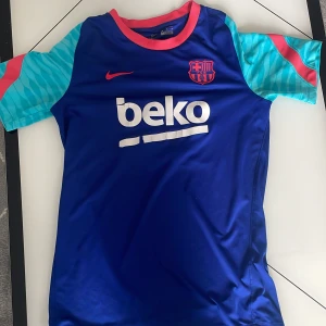 Barcelona tröja - Hej jag säljer en Barcelona tränings tröja som då inte passar mig den är S och passar XS pris kan diskuteras 😃