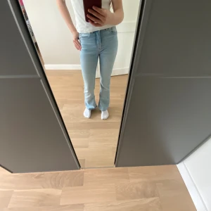 Jättesnygga jeans  - Snygga jeans i färgen ljusblå. Har använts ett fåtal gånger💞💞 Men är annars i nyskick🩷🩷Köpte de för 350kr. Kommer att sälja de för 250 men kan sänka😽😽