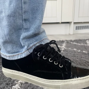 Äkta Lanvin Skor  - Säljer nu min brorsas Lanvin Skor då han råkade köpa dom i en storlek för små. Dom är i bra skick i stl 37 men uppfattas lite små i storleken. Nypris-4000kr+ 