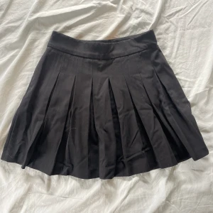Svart plisserad kjol - En svart plisserad kjol från Stradivarius i stl XS, väldigt bra skick! Midjemått ca 33cm.