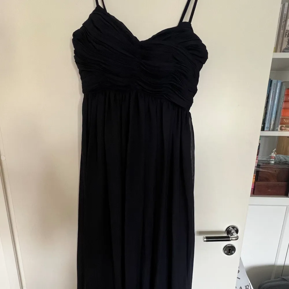 Mörkblå långklänning som är använd vid ett tillfälle! Köpt från Nelly.com. Går hela vägen ner till fötterna på mig som är 170!💙. Klänningar.