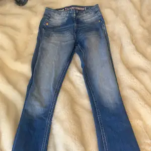Säljer dessa superfina  lowwaist bootcut jeans!💕 Säljer då de blivit för små,väldigt stretchiga och nästan aldrig använda super bra skick!💗