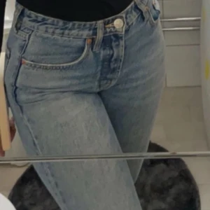 Mid Rise jeans  - Jättefina mid rise jeans från Zara, använda max 8 gånger så hyfsat nya! 🤩