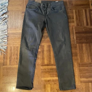 dondup george - feta dondup jeans i den populära modellen george, färgen är mörkgrå! hör av er om ni har någon som helst fråga! mvh johan