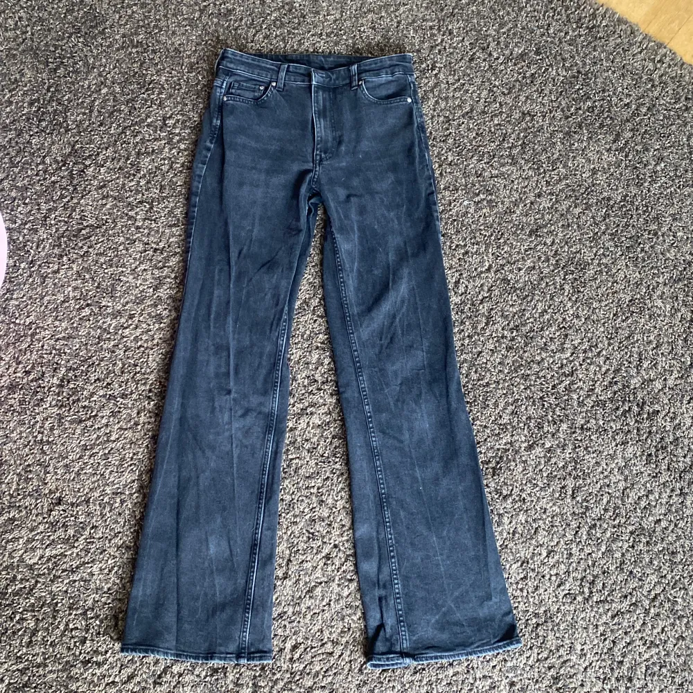 Bootcut high waist jeans från H&M.  Fina och bra skick, väldigt lite använda. 💗 Säljs för att dom inte kommer till användning längre.. Jeans & Byxor.