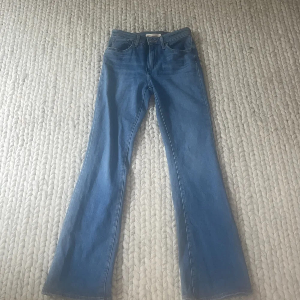 Ett par super snygga jeans ifrån märket Levis i ett jätte fint skick då de är bara testade 🙌💕 så alltså så finns det inga som helst defekter 💕 Köparen står för frakt💕. Jeans & Byxor.