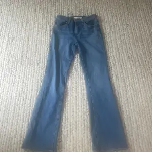 Ett par super snygga jeans ifrån märket Levis i ett jätte fint skick då de är bara testade 🙌💕 så alltså så finns det inga som helst defekter 💕 Köparen står för frakt💕