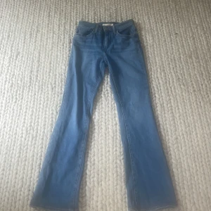 Levis - Ett par super snygga jeans ifrån märket Levis i ett jätte fint skick då de är bara testade 🙌💕 så alltså så finns det inga som helst defekter 💕 Köparen står för frakt💕