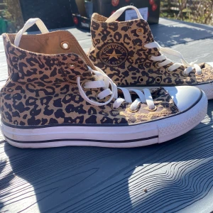 Converse  - Säljer converse som är använda 1-2 gånger ser ut som hel nya. Köpte dom för ca 500 kr. Om ni vill veta mer så kan ni skriva.  Obs köparen står för frakten 