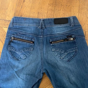 Lågmidjade Only jeans - Jättesnygga lågmidjade Only jeans med coola fickor. Säljer för att de tyvärr är för långa för mig. 