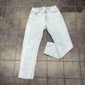 Väldigt fina vår jeans | färg (Stein) ljusblå | strl 27 sitter som S | knappt använda | skick 9/10 | pris kan diskuteras vid snabb affär | grunt jeans köpte på Kidbrandstore för 700kr | inga defekter | skriv vid funderingar | mvh bc//🙌🏽