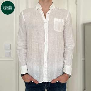 Linneskjorta från Massimo Dutti | Storlek: M - Skicket på skjortan är väldigt bra utan defekter - Vårat pris: 399kr - Modellen är 187cm och väger 80kg. 
