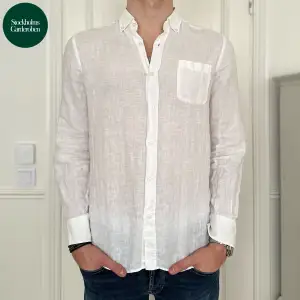 Linneskjorta från Massimo Dutti | Storlek: M - Skicket på skjortan är väldigt bra utan defekter - Vårat pris: 399kr - Modellen är 187cm och väger 80kg. 