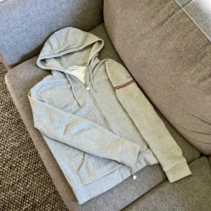 Moncler Hoodie - Säljer en eftertraktad Moncler hoodie i fint skick. Storlek L, sitter något mindre. Hörs i pm. 