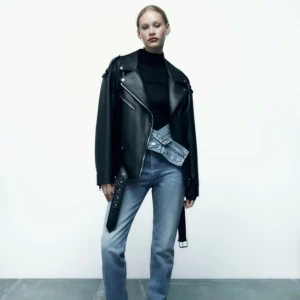 Zara Skinnjacka  - Superfint skinjacka från Zara, använt 2 ggr. Superbra kvalitet älskar den själv men den är tyvärr lite för oversize för min smak. Nypris 700kr