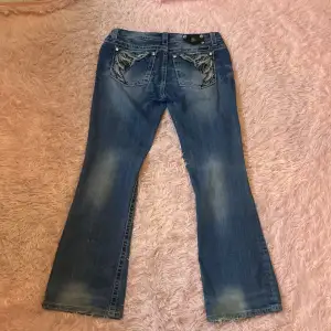 säljer mina bootcut miss me jeans med snygga fickor säljer de för de kommer inte till användning längre storlek 29  midjemått: 43cm innerbenslängd: 76cm en nit har lossnat på baksidan och dom har slitningar bak längst ner💗 