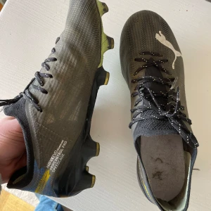 Puma ultra elite Fg/Ag - Hej, säljer mina puma ultra som är i elite model pga att de är för små för mig. De är i fint skick som man kan se på bilderna kanske lite smutsiga men det går såklart att rengöra. Skriv till mig privat vid frågor eller fler bilder.