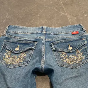 Säljer dessa skit snygga jeans för att jag it använder dem längre. Den är lågmidjade och har 2 knappar där fram och dem är Bootcut. Dem har fickor med skit snygga tryck💞dem är i bra skick och har bara använt några gånger💖original pris 300kr