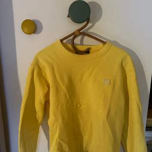 Magisk gul tröja från Acne. I jättefint skick. 
