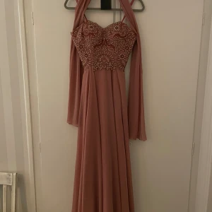 Balklänning - Väldigt fin och exklusiv balklänning. Använd en gång.
