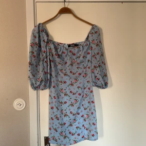 Sommarklänning  - Varsamt använd utan defekter:)