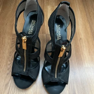 Michael Kors skor  - Nyskick, fått i present men har aldrig använt dom.