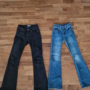 Min syster säljer hennes lågmidjade utsvängda jeans då de blivit för små åå henne. Den blåa är liten i storleken och passar folk som ungefär är 140 cm. Den svarta är true to size.   Pris på svarta : 249 Pris på blåa : 149 