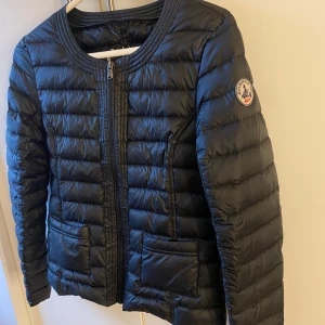 Jott dunjacka  - Jackan är i nyskick och endast använd ett fåtal gånger. Passar perfekt som vårjacka då den är något tunnare i materialet💕  Nypris ligger på 2200💕