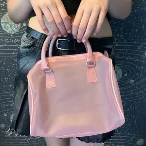Superfin rosa handväska i plastigt material, rymmer mycket! Är lite genomskinlig, ger cool effekt 🫶