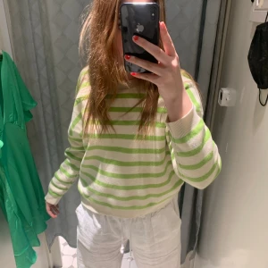 Grön randig tröja  - Säljer denna jätte fina tröjan som är köpt i Spanien på stradivarius. Den kommer inte längre till användning men är i väldigt bra skick. Skriv för mer info 🌟