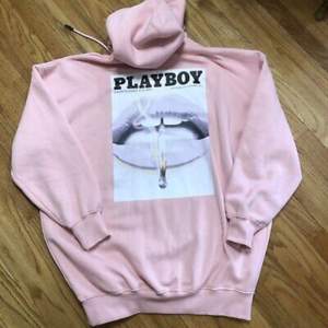 En oversized Playboyhoodie i washed rosa. Färgen är ganska urtvättad men ser bra ut generellt sätt fint ut. Kan skicka bilder privat!