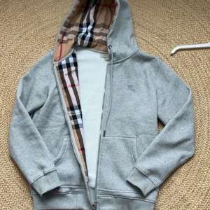 Burberry zip - Säljer en sprillans ny Burberry zip-up tröja i storleken M. Hör av er vid intresse!☺️