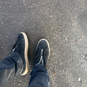 Arigato zip - Arigato zip 6/10 mockan är lite sliten men går att fixa hos en skomakare ganska lätt säljer då jag har nya skor 