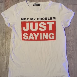 "Not my problem just saying" t-shirt - Har använts men det finns inga fläckar och är i bra skick.