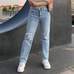 Säljer ljusblåa/gråa ”urtvättad färgade” jeans. Jättefina och bekväma, men blivit för korta för mig. Är 164/165 cm med längre ben än överkropp. Mellanmidjade. Inga defekter eller fläckar/hål. Kan även mötas upp! 