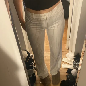 Madlady kostymbyxor - Randiga fina kostymbyxor från Madlady, storlek 36 - regular. Passar bra i längden på mig som är 167/168 cm💘