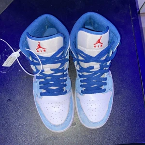 Air Jordan 1 Mid ”French Blue” - Ett par Air Jordan 1 Mid’s ”French Blue” i bra skick använda i 2 månader och det är dags för ett par nya sommarskor, storlek 42. Skorna är jättesköna men som sagt behöver köpa ett par sommarskor. Pris kan diskuteras vid snabba affärer.