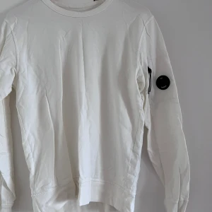 CP Company Sweatshirt - CP Company Sweatshirt i mycket bra kvalité. Knappt använd då den är för liten, tar bara plats i garderoben. Skriv för fler frågor.