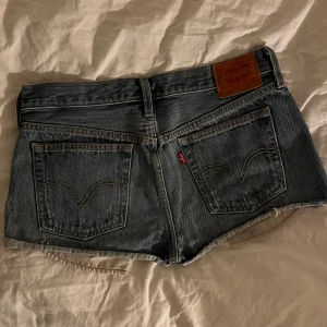 Jeansshorts Levis - Jeansshorts från Levis! Inga defekter Fett snygga men passar inte mig Storlek 27 så xs/s ungefär Levis 501 Hör av dig vid frågor!